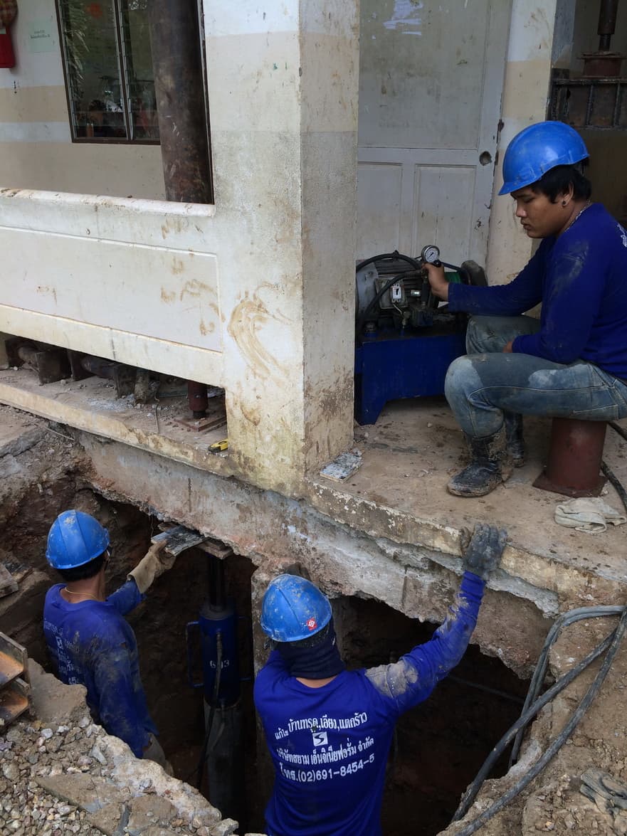 ตึกทรุด